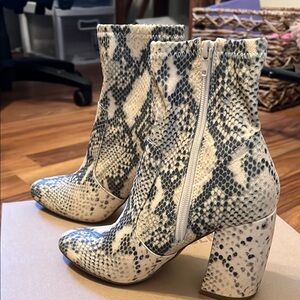 Steve Madden Gray and White Ankle Boots with Textured Design